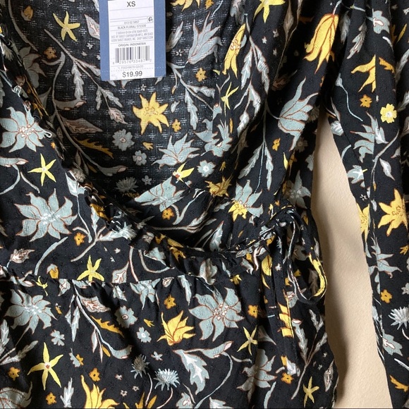 NWT Universal Thread Wrap Floral Top - Picture 5 of 7